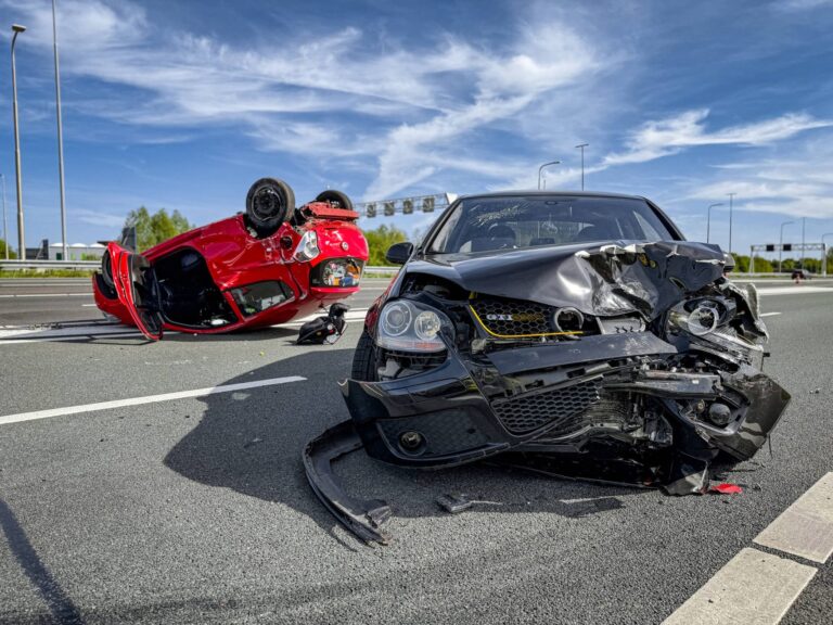 Auto op zijn kop bij ongeval