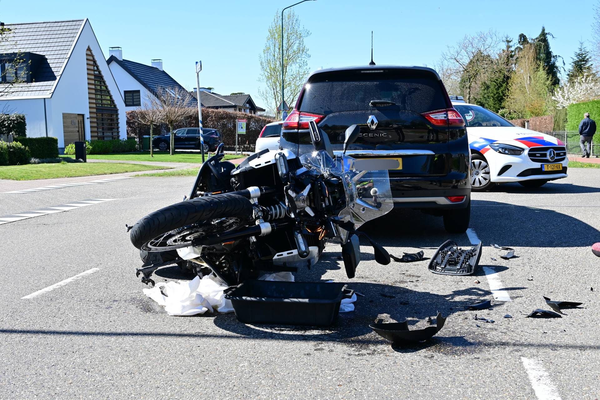 Motorrijder botst achterop auto en raakt gewond
