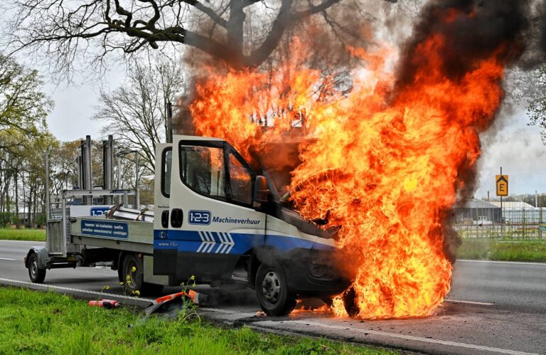 Bestelbus vliegt in brand na tanken verkeerde brandstof