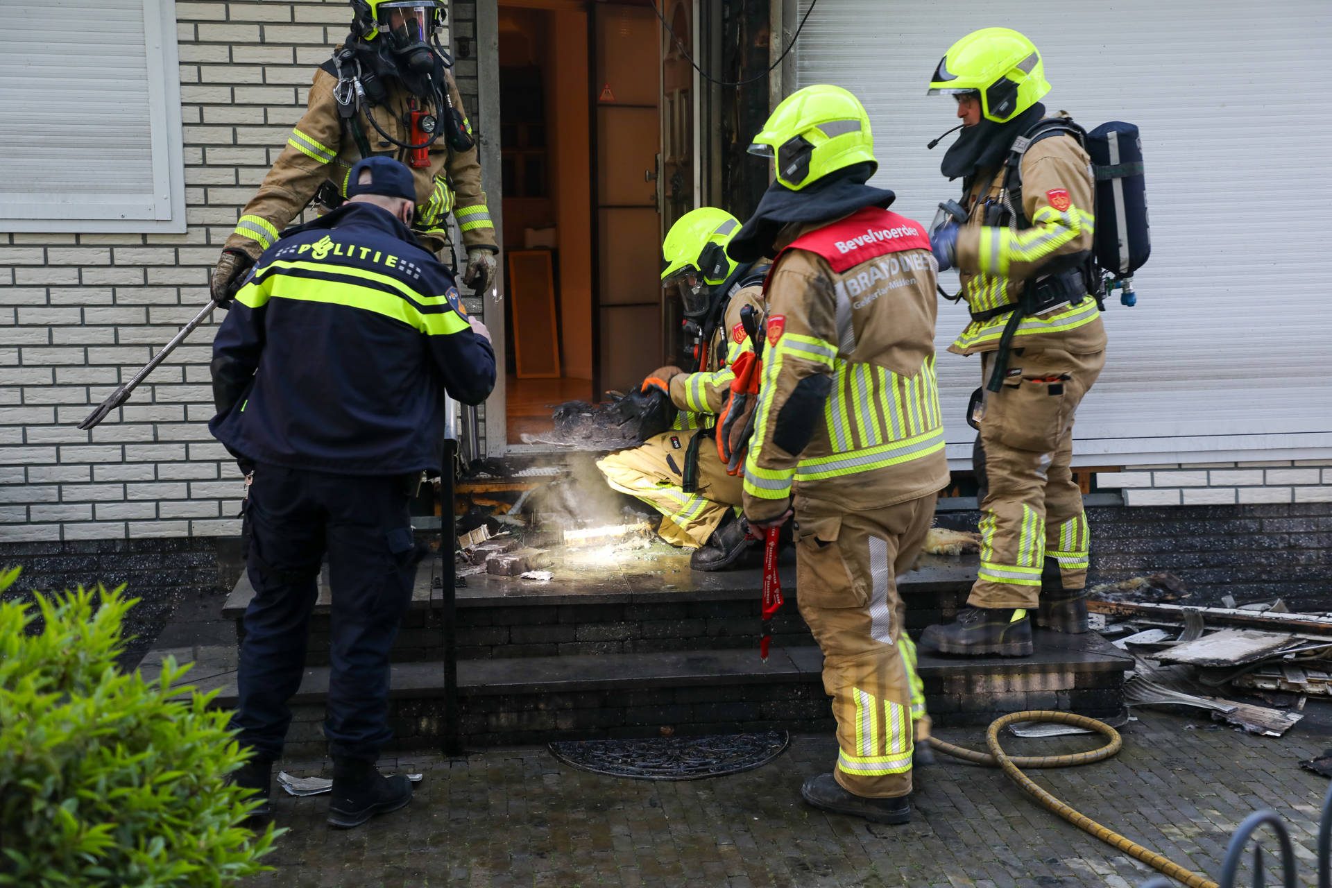 Bewoonster ontsnapt aan brand bij voordeur, politie onderzoekt oorzaak