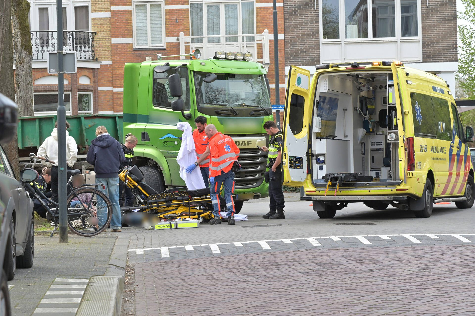 Jonge vrouw zwaargewond na aanrijding met vrachtwagen