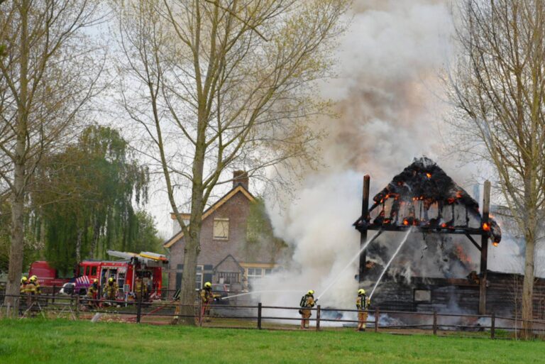 Brand in hooischuur bij dierenpension