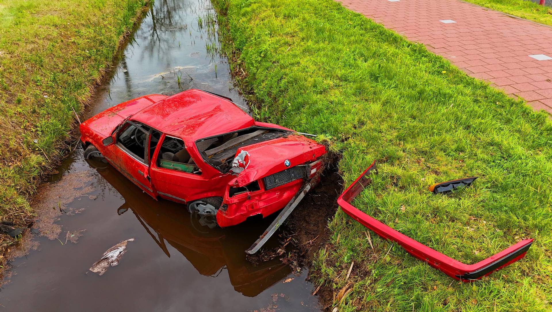 Bestuurder raakt gewond bij ongeval, auto belandt in sloot