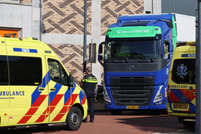Oudere vrouw ernstig gewond na aanrijding met vrachtwagen