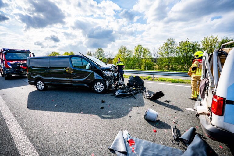 Snelweg A348 dicht door ongeval in file
