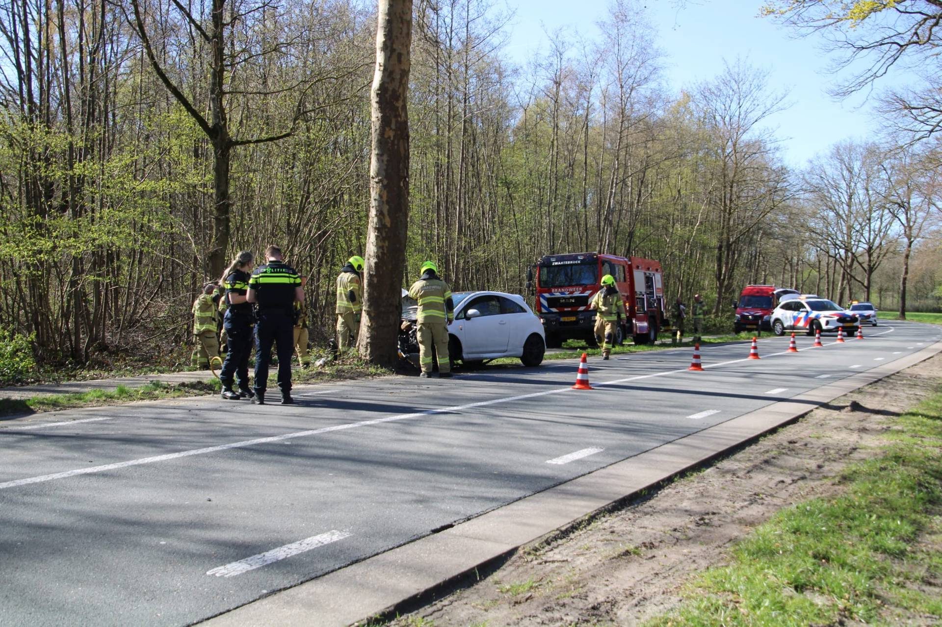 Auto vliegt in brand na botsing tegen boom, bestuurder raakt gewond