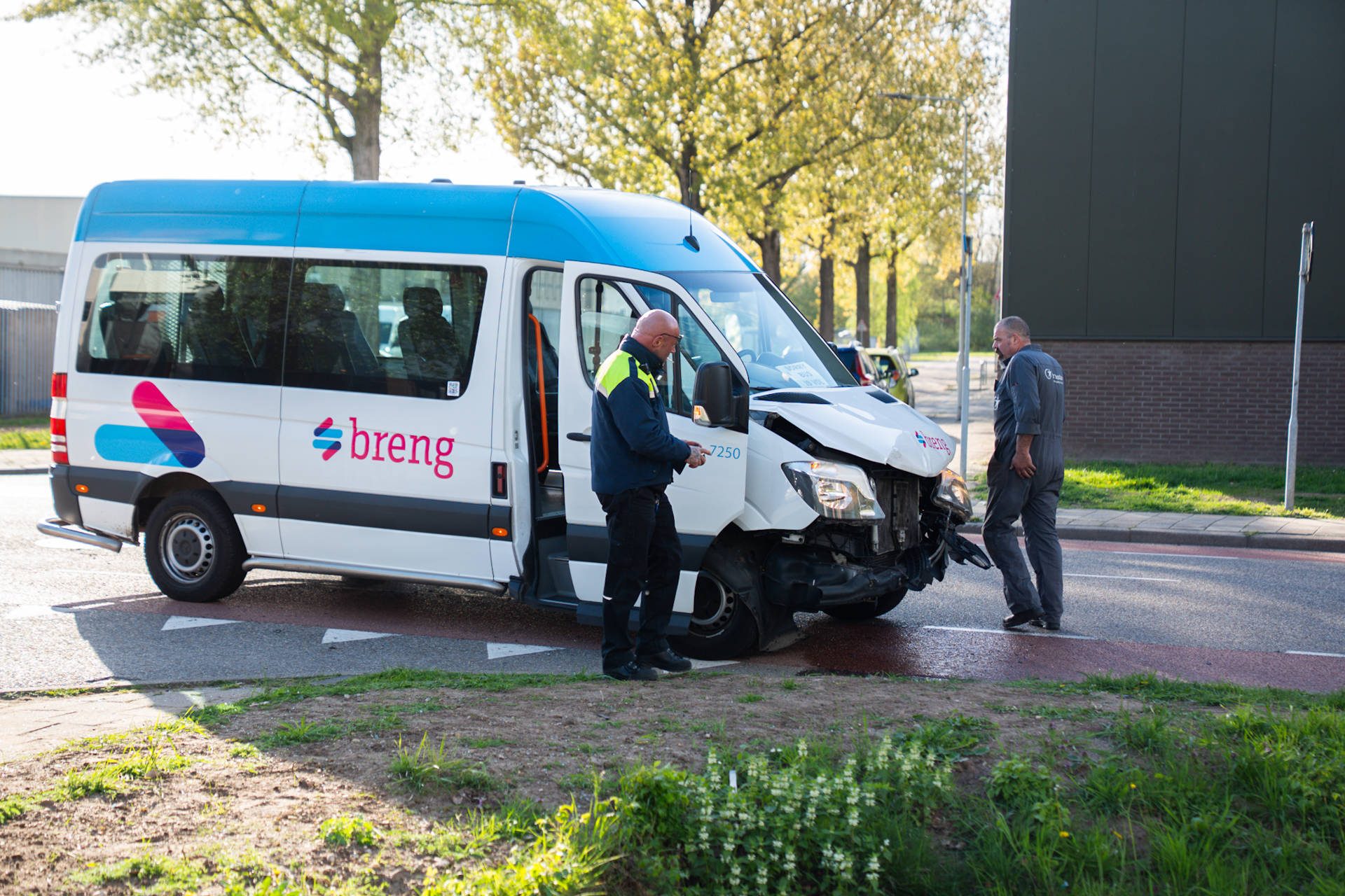 Buurtbus botst op auto met meerdere inzittenden