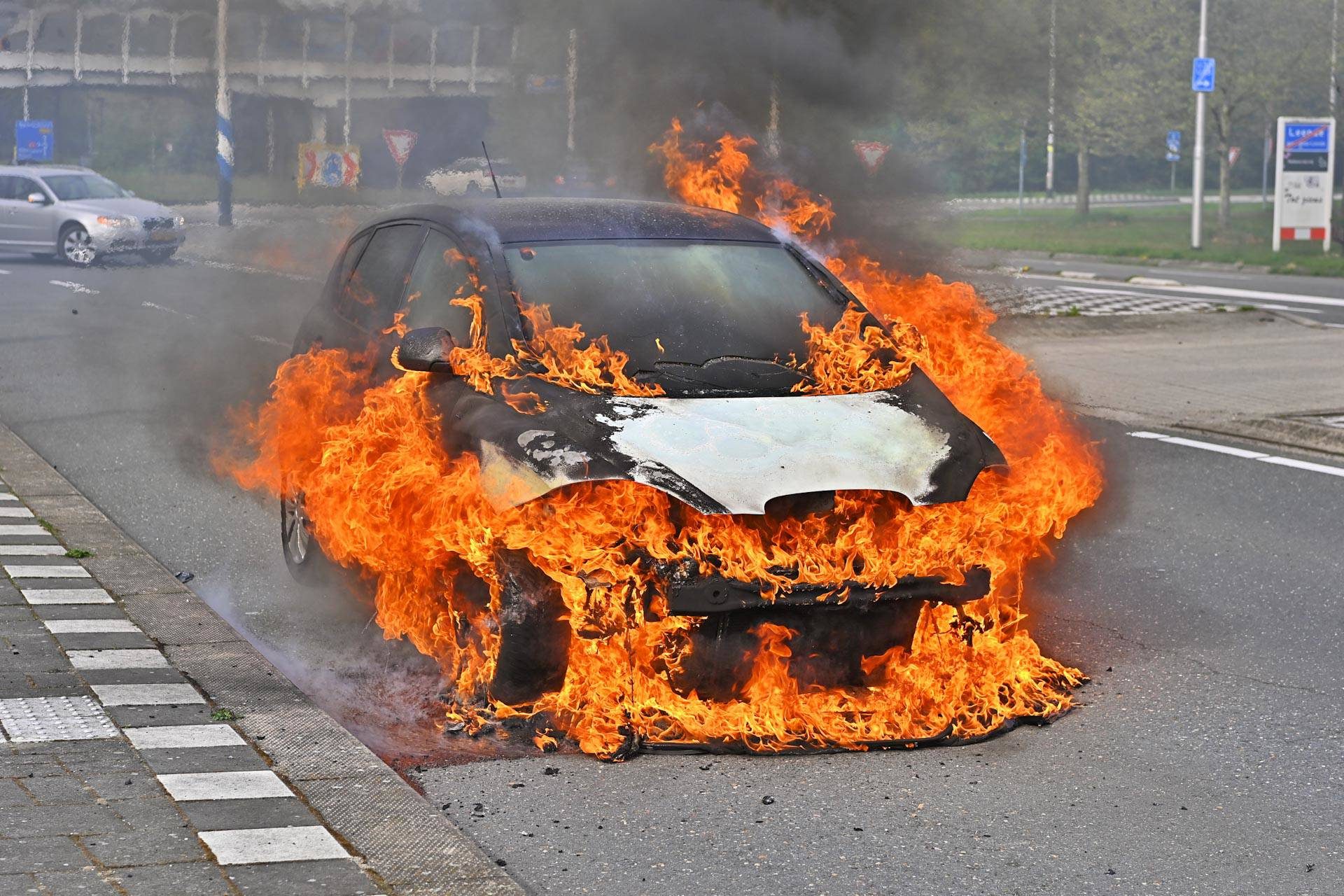 Auto brandt volledig uit na waarschuwingslampje tijdens rijden