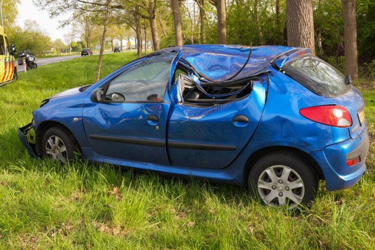Vrouw crasht met auto tegen boom