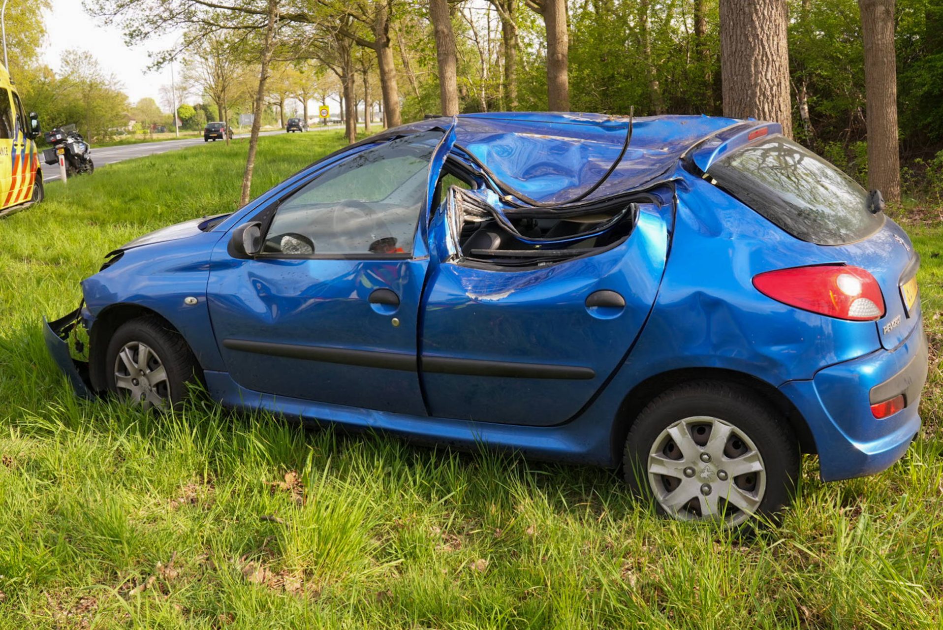 Vrouw crasht met auto tegen boom