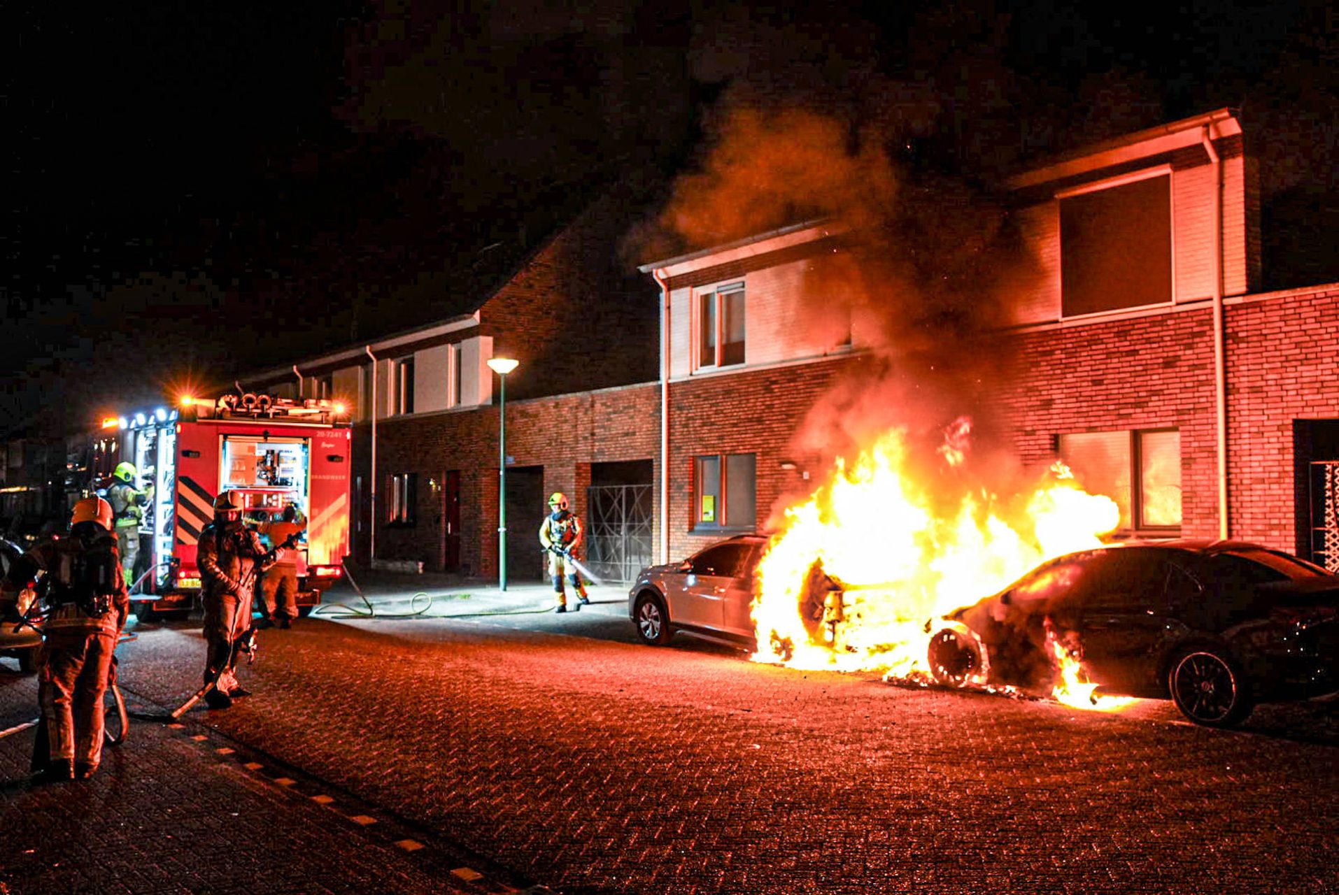 Geparkeerde auto’s in brand gestoken