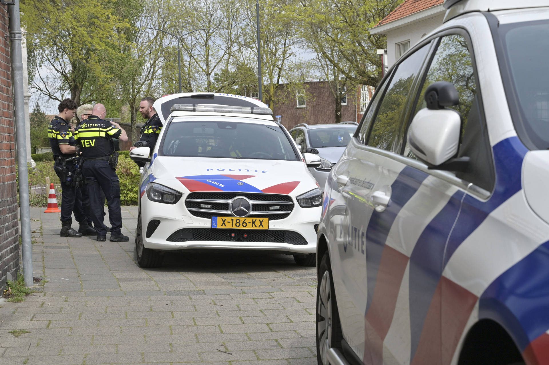 Vrouw met met vuurwapen tegen haar hoofd bedreigd