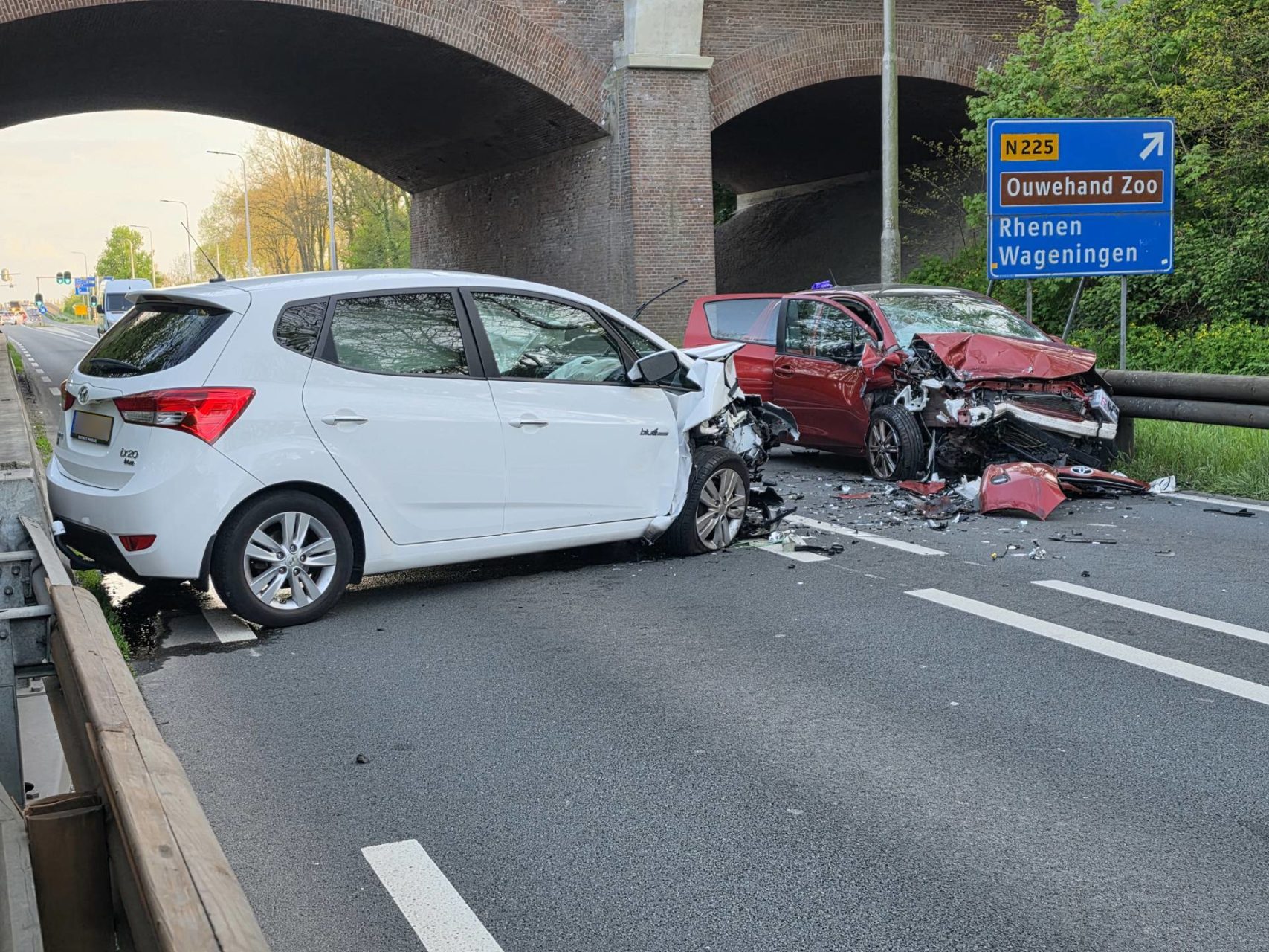 Gewonde bij frontale botsing tussen twee voertuigen