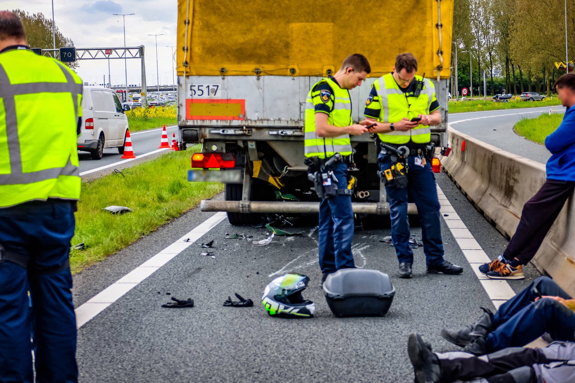 Motor belandt onder vrachtwagen op snelweg, afrit tijdelijk dicht
