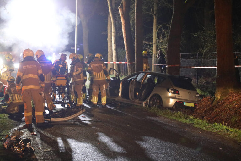 Meerdere gewonden na frontale botsing tegen boom