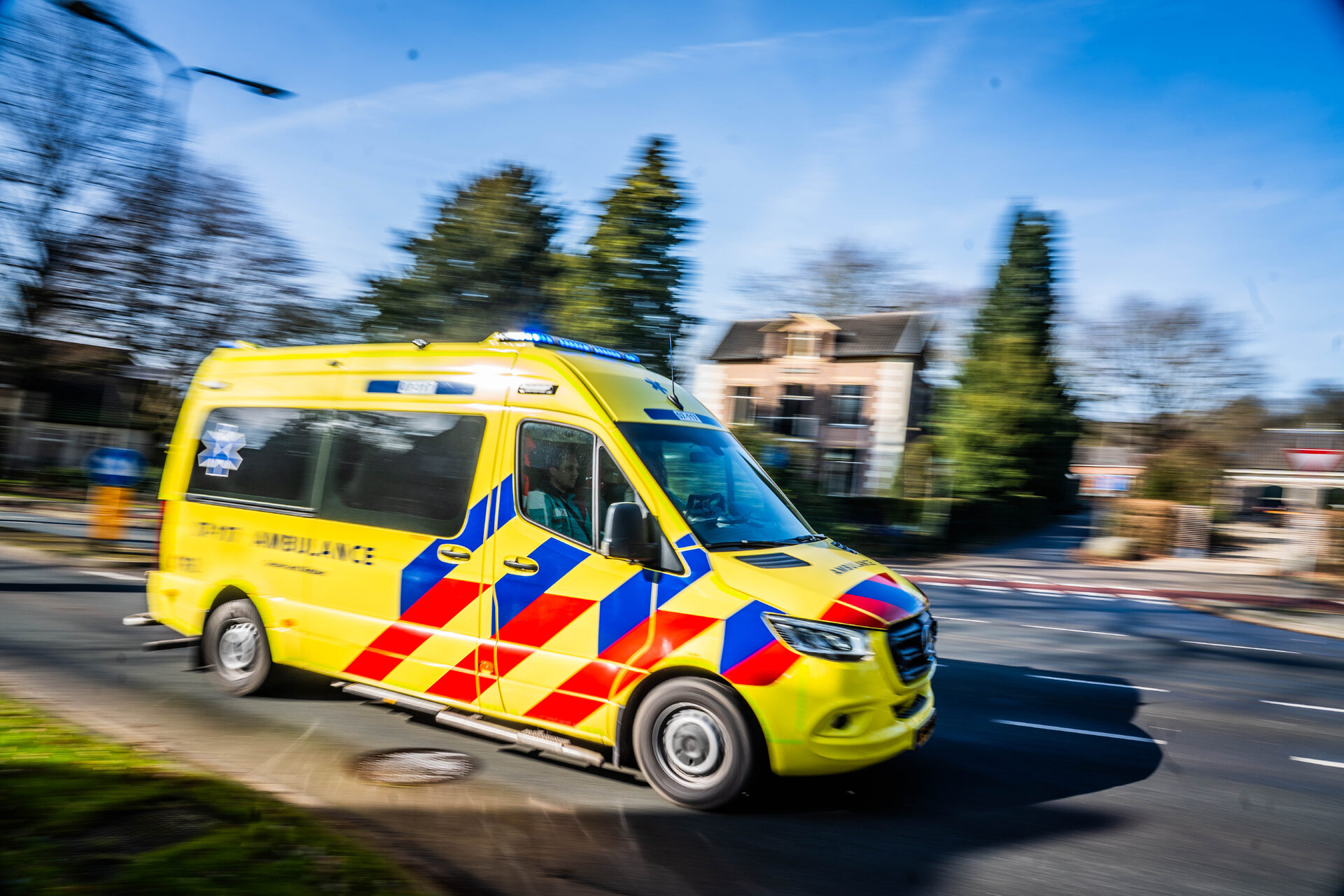 Man in scootmobiel in brand gestoken, zwaargewond naar ziekenhuis