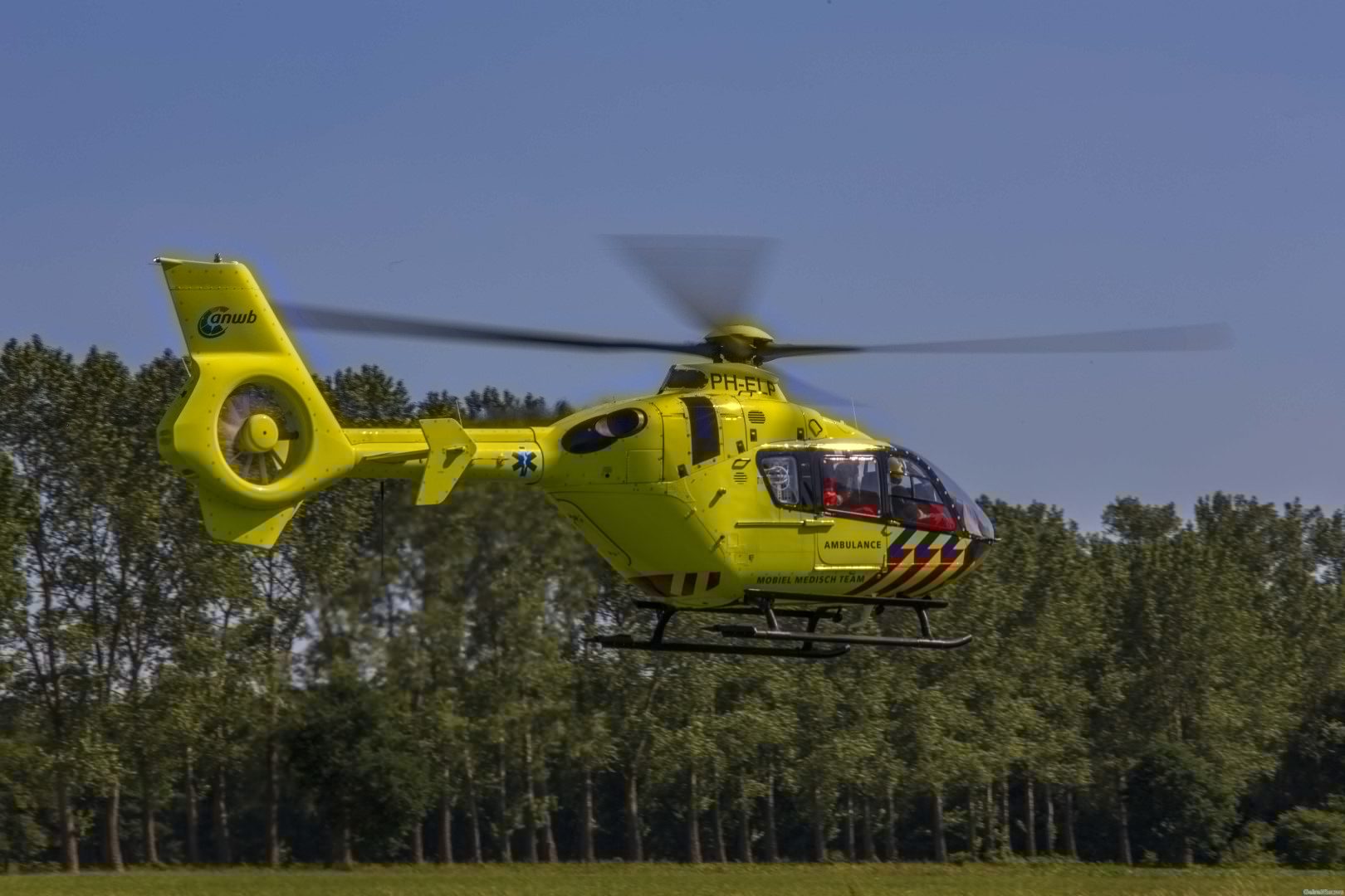 Motorrijder (20) overleden na botsing tegen boom