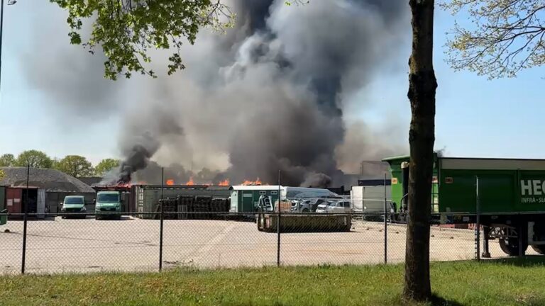 Zeer grote brand bij papierrecyclingbedrijf, zwarte rookwolken zichtbaar