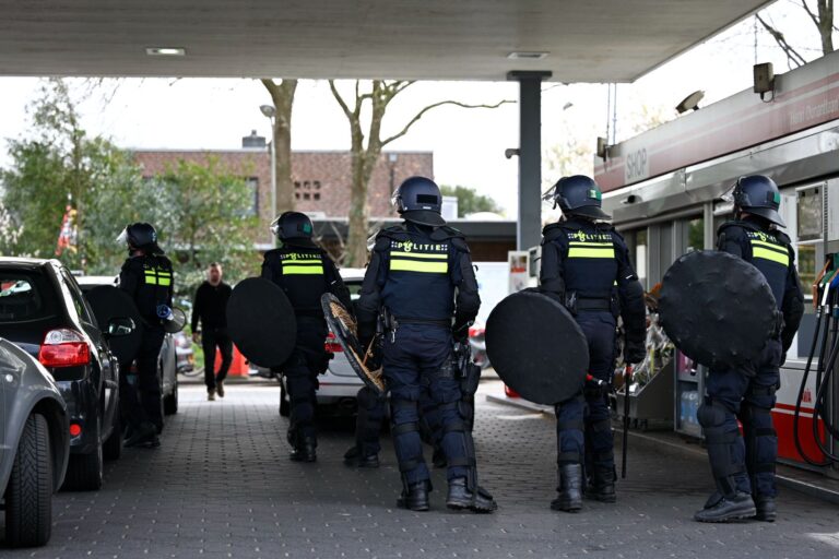 UPDATE: IJsselderby begint alsnog na ontruiming uitvak en ingrijpen ME