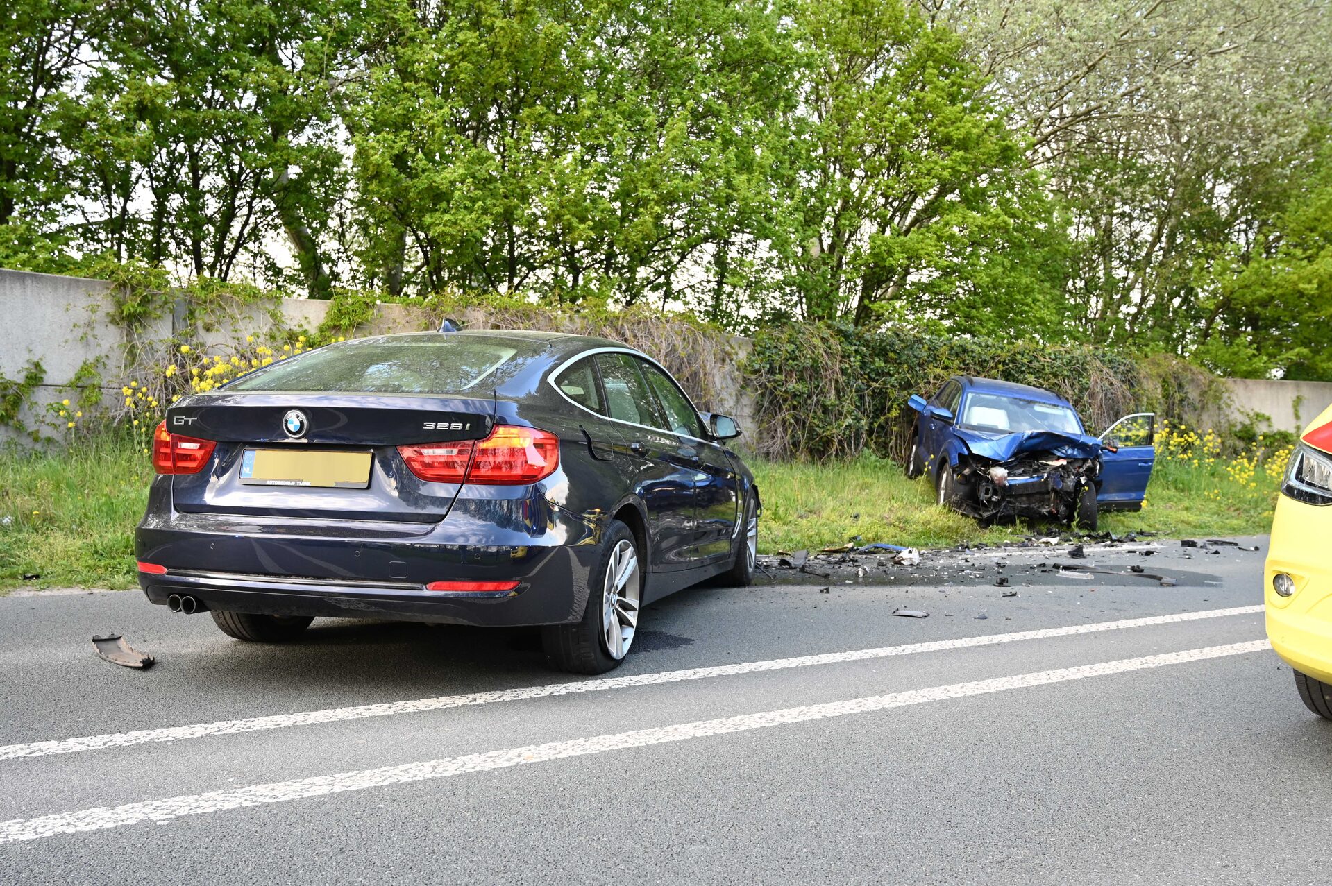 Weg dicht nadat auto’s frontaal op elkaar botsen