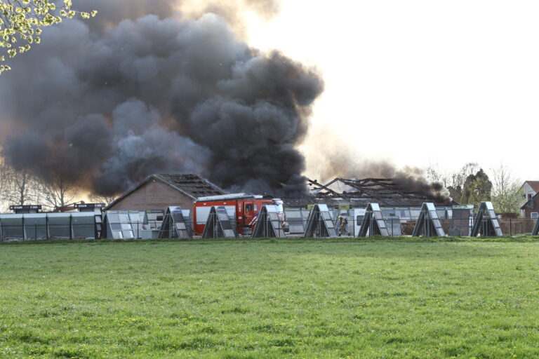 Loods volledig verwoest door brand, brandweer laat pand gecontroleerd uitbranden