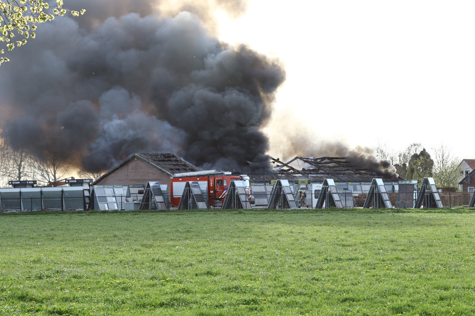 Loods volledig verwoest door brand, brandweer laat pand gecontroleerd uitbranden