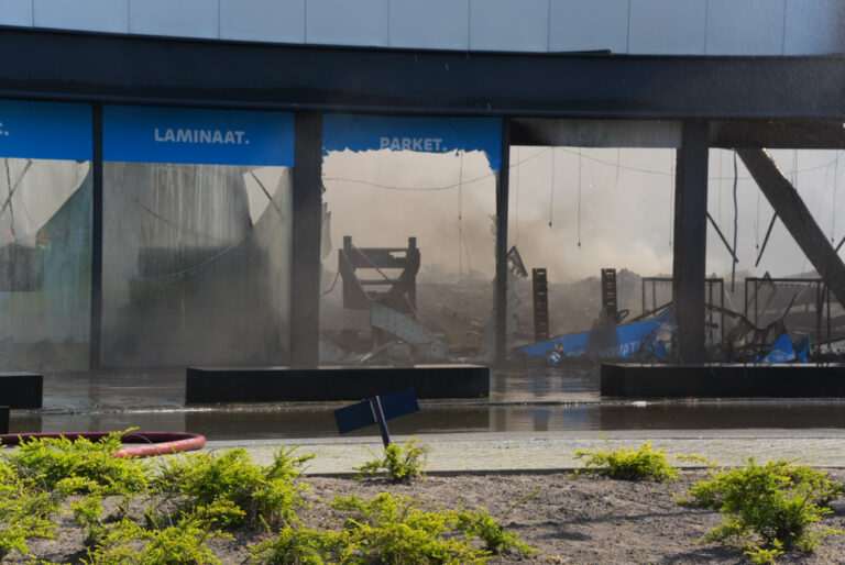 Zeer grote brand bij woonwinkel slaat over naar andere panden