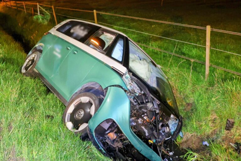 Busje belandt op zijkant in sloot na botsing met auto
