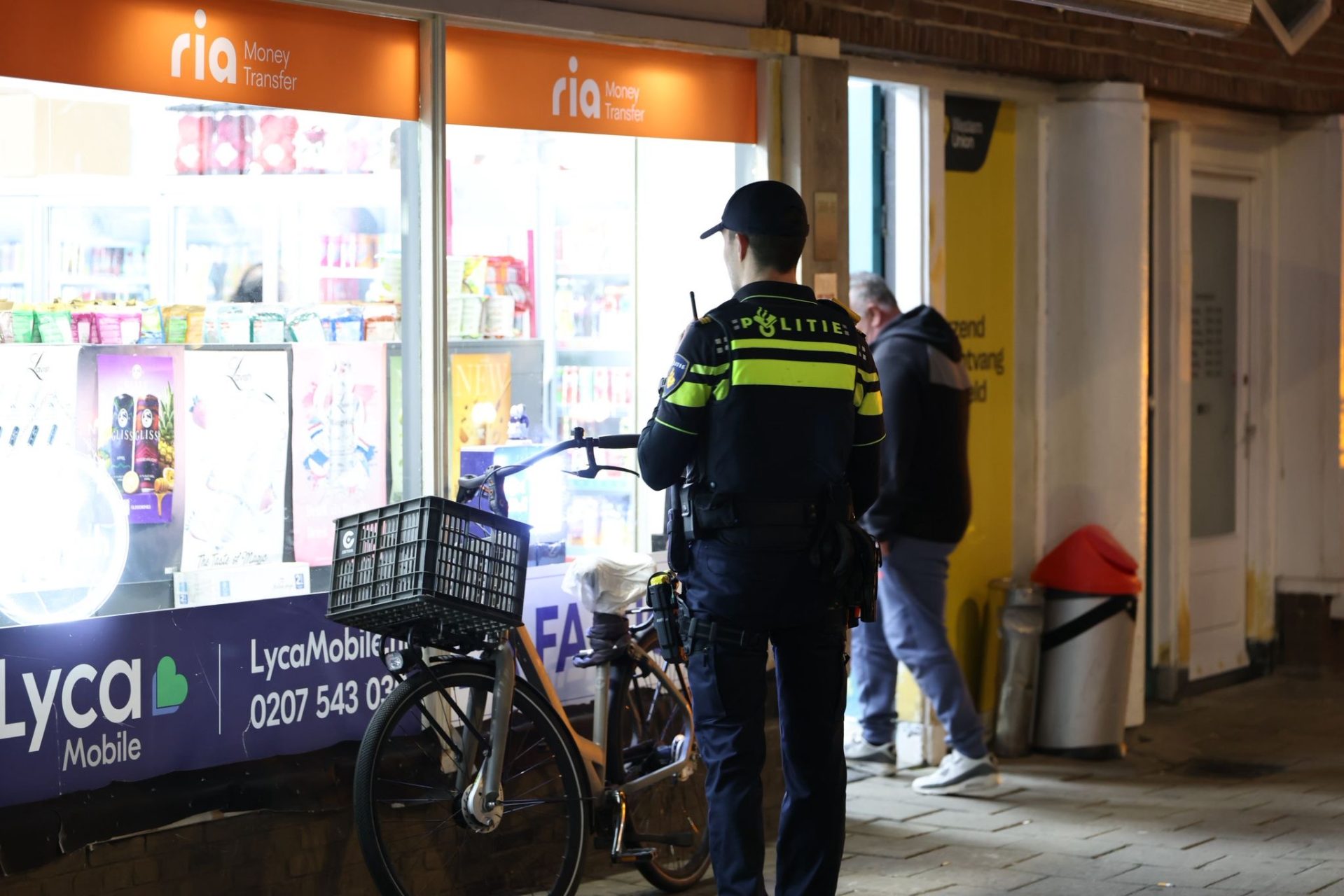 Avondwinkel overvallen, politie zoekt verdachte