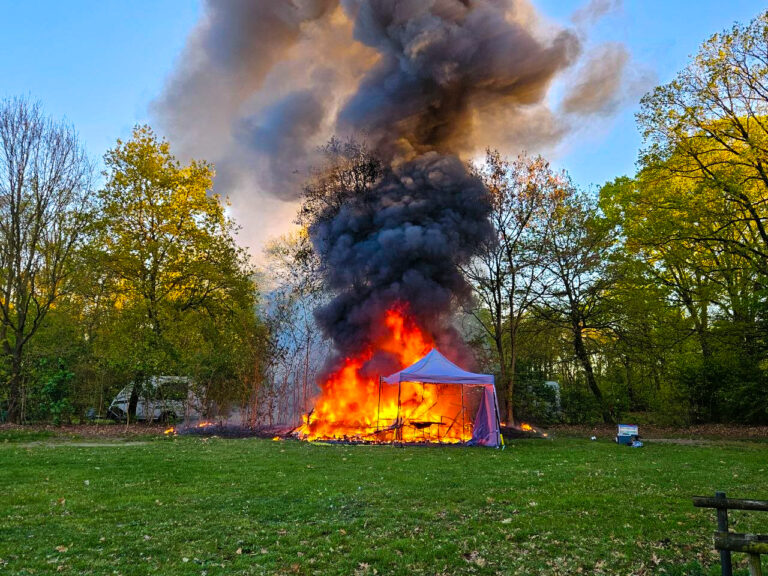 Brand legt tourcaravan volledig in de as op camping