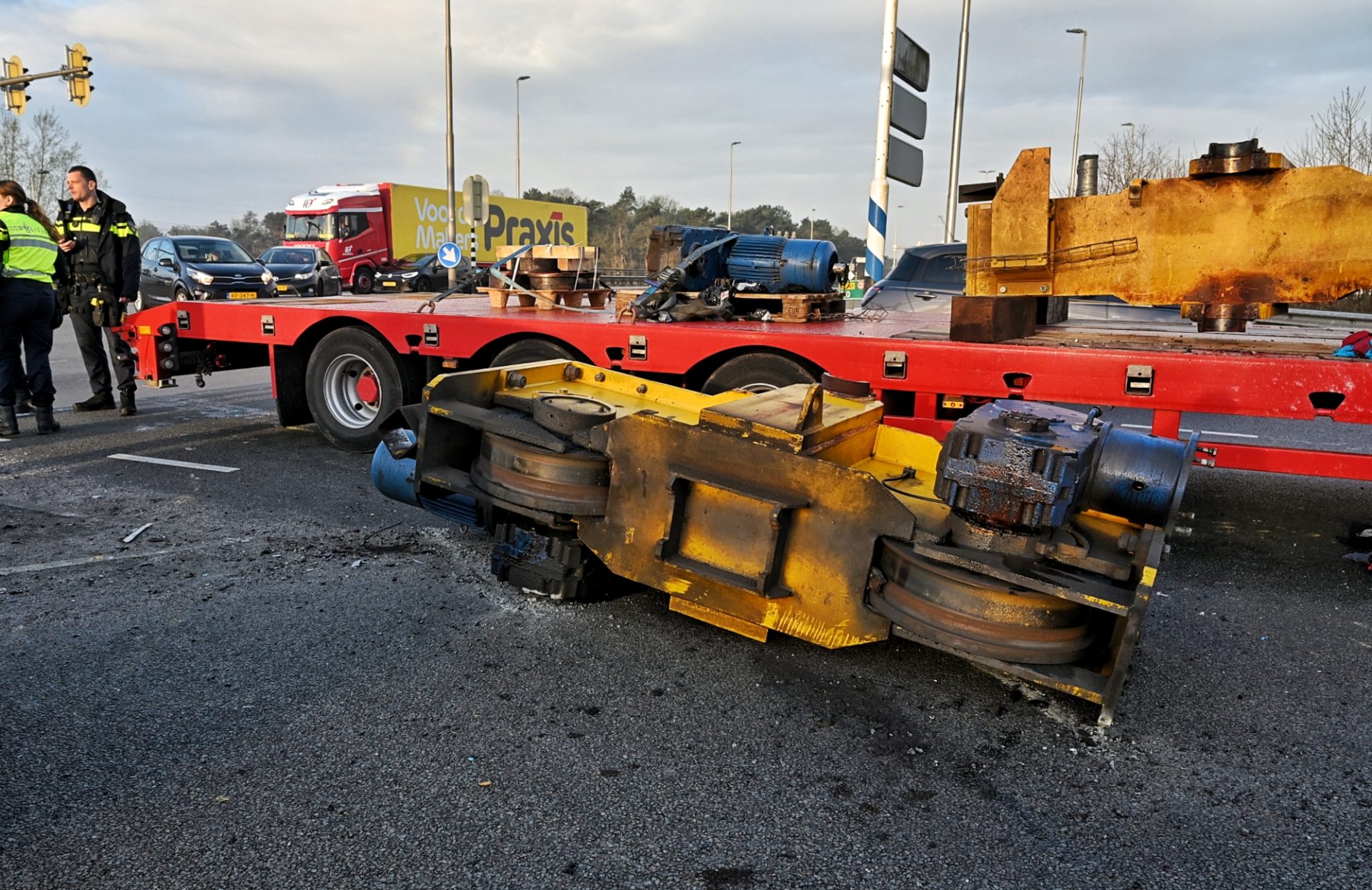 Zwaar kraanonderdeel valt van vrachtwagen