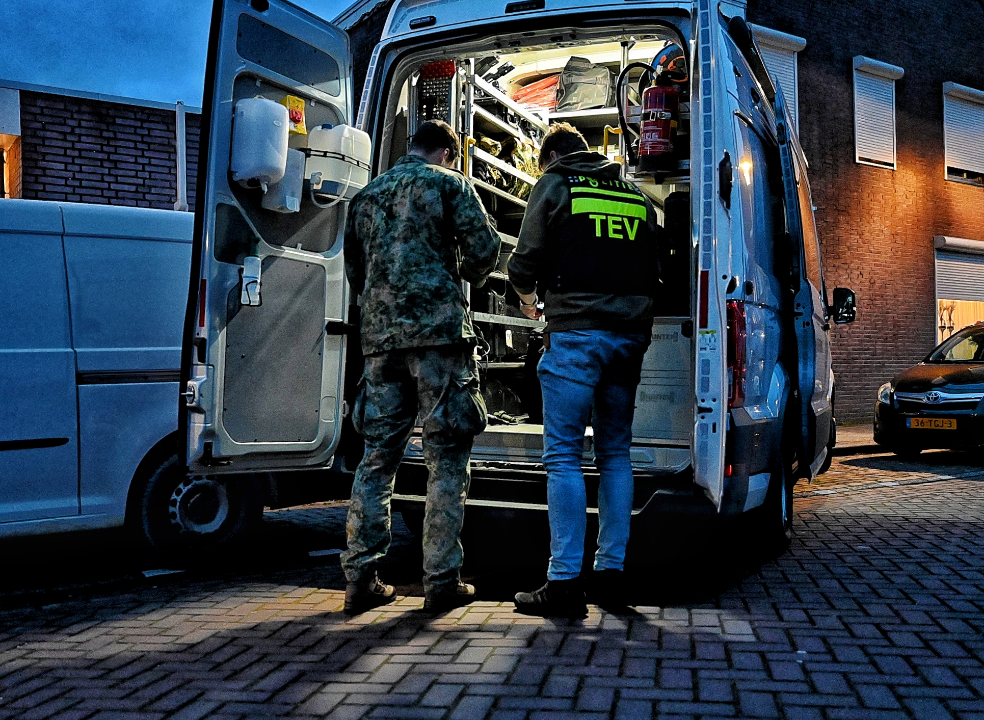 Zoon aangehouden na vondst illegaal vuurwerk en explosieven in woning