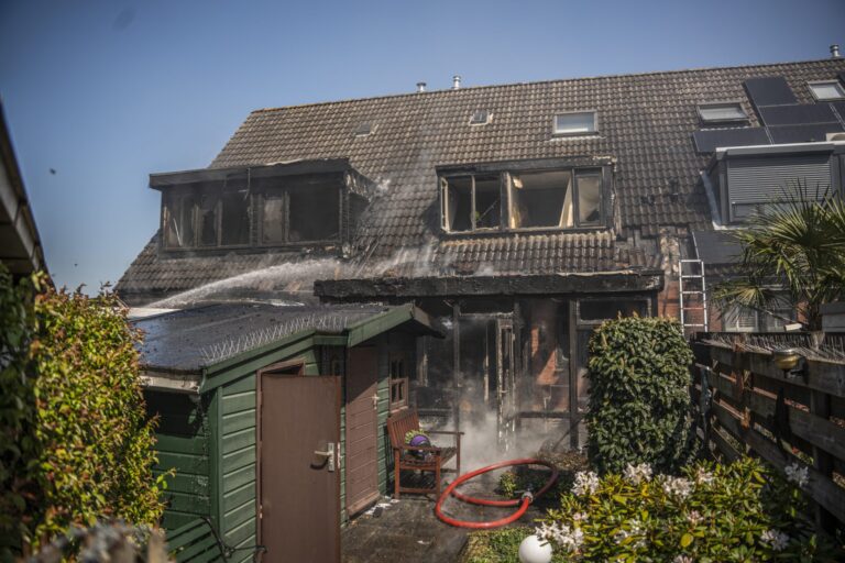 Woningen onbewoonbaar door flinke brand