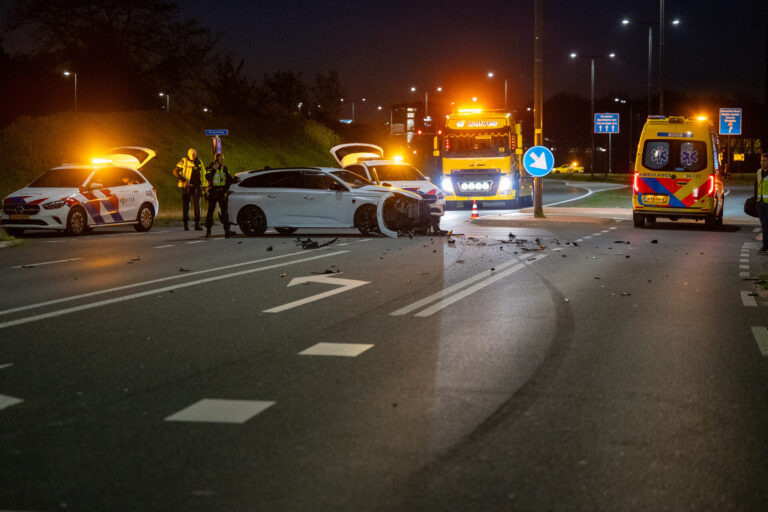Eén gewonde na frontale botsing tussen twee auto’s