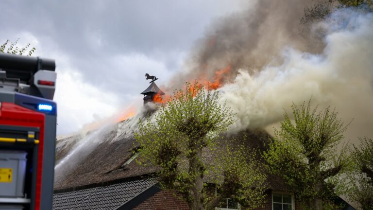 Uitslaande woningbrand leidt tot grootschalige inzet brandweer