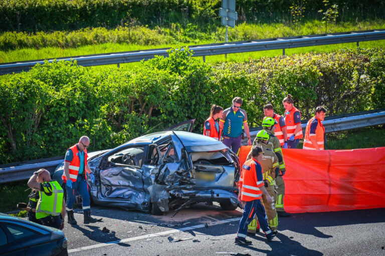 Dode bij ernstige kettingbotsing met 7 voertuigen op snelweg