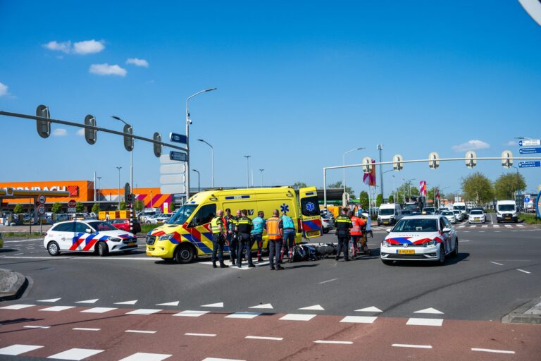 Motorrijder raakt gewond na botsing met veegwagen