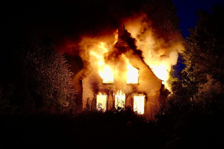 Grote uitslaande brand verwoest huis en schuur