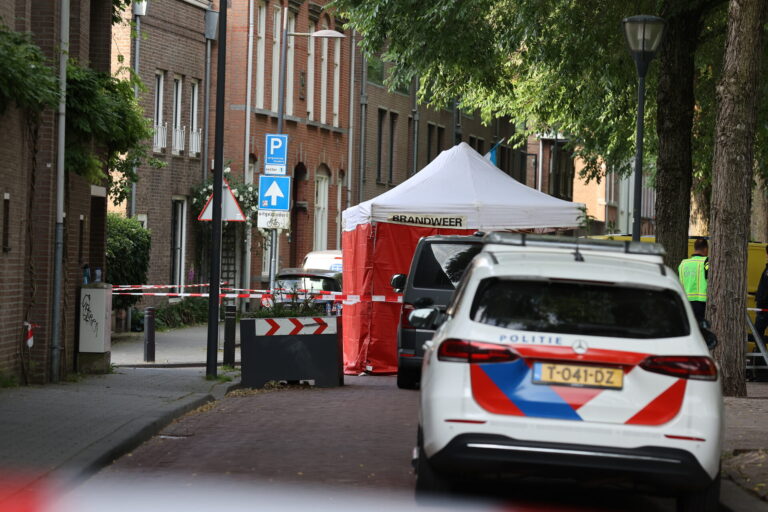 Overleden man op straat aangetroffen, politie doet onderzoek