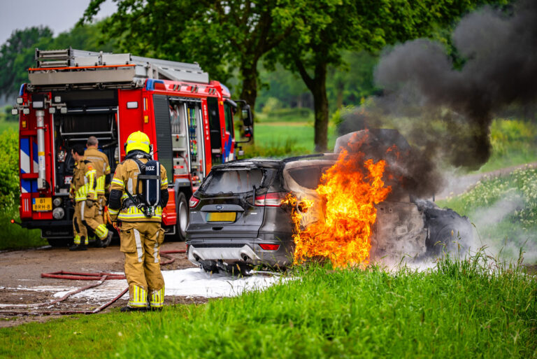 Auto vliegt tijdens rijden in brand