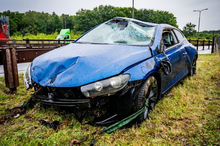 Auto raakt zwaar beschadigd bij ongeval