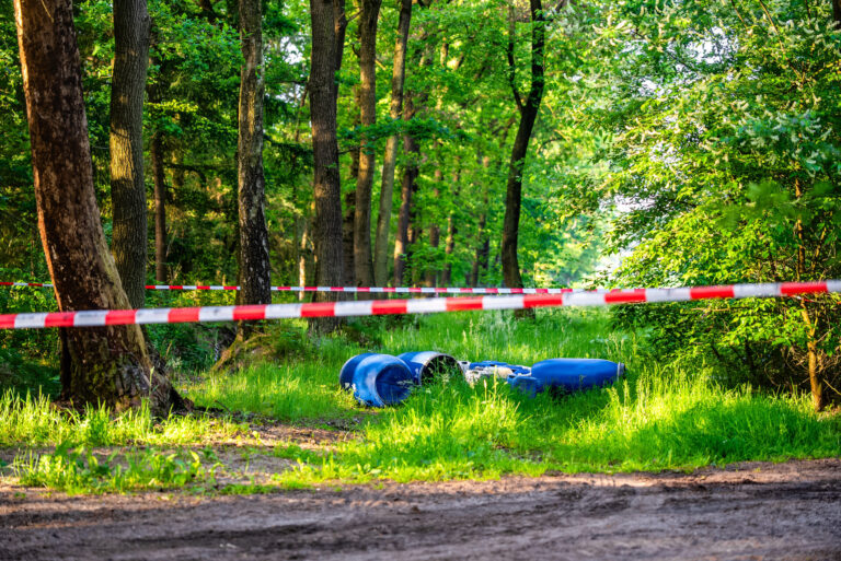 Drugsafval gedumpt bij landgoed, specialistische teams doen onderzoek