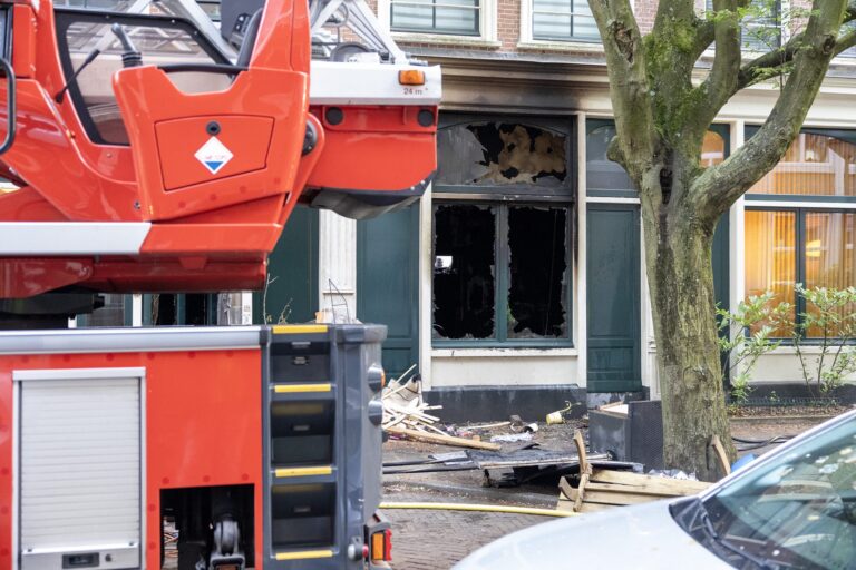 Dode vrouw aangetroffen na grote woningbrand
