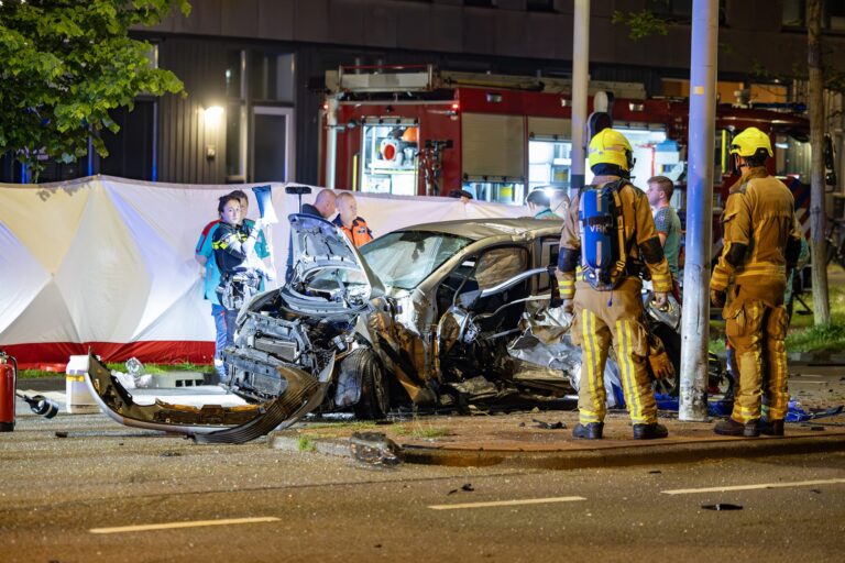 UPDATE: Vrouw (42) overleden bij botsing tussen twee auto’s