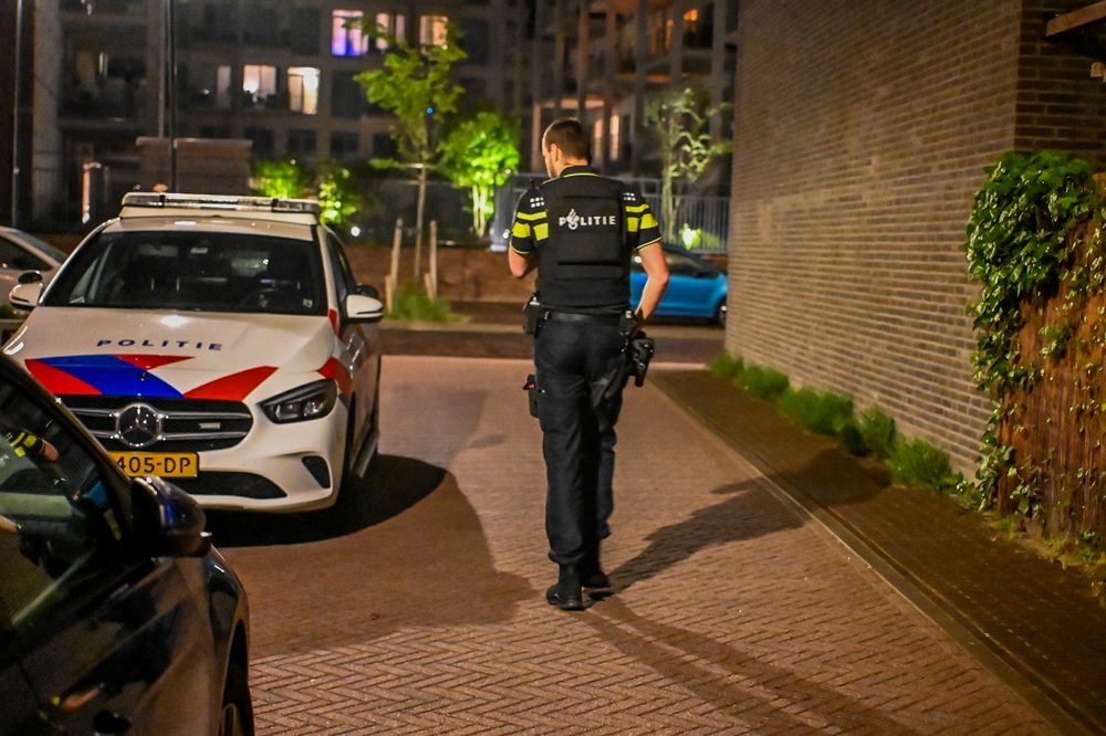 Meerdere verdachten plegen gewelddadige straatroof met wapen en vluchten