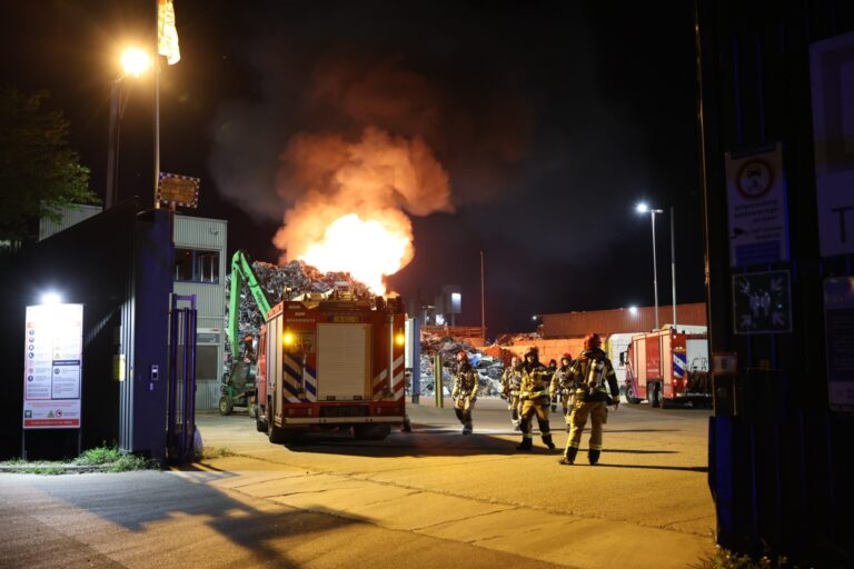 Grote brand bij metaalsverwerkingsbedrijf zorgt voor rookoverlast