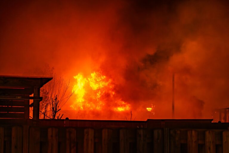 Zes schuren uitgebrand bij uitslaande brand, politie onderzoekt brandstichting