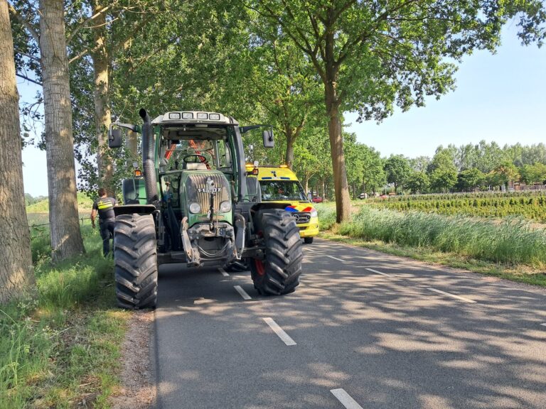 Fietser zwaargewond na aanrijding met tractor