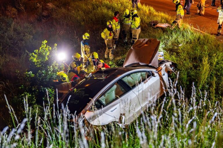 Auto vliegt over rotonde en crasht in berm