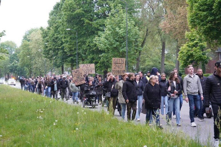 Demonstratie tegen komst azc escaleert, politie veegt rotonde leeg